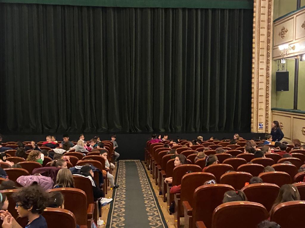 Escolares en el Liceo disfrutando del programa Los escolares van al Teatro