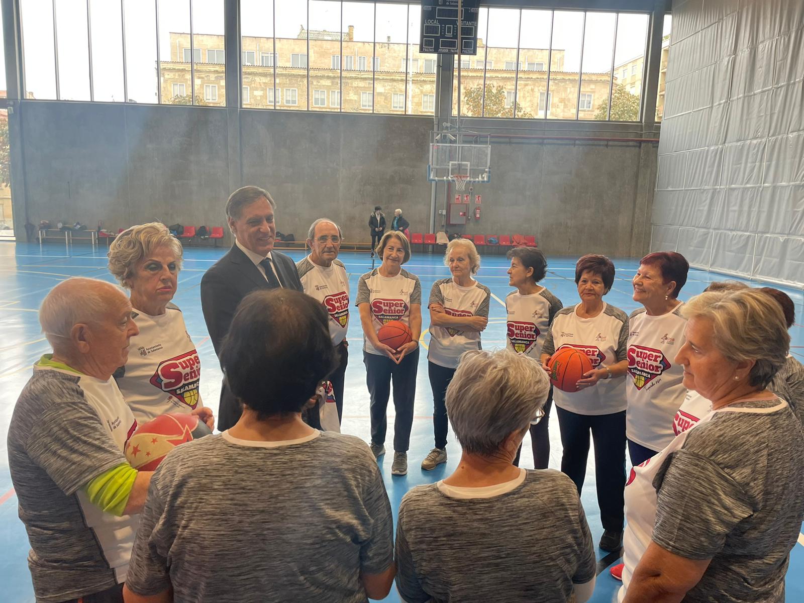 El alcalde en el entrenamiento de los participantes del  Programa Supersenior de Baloncesto