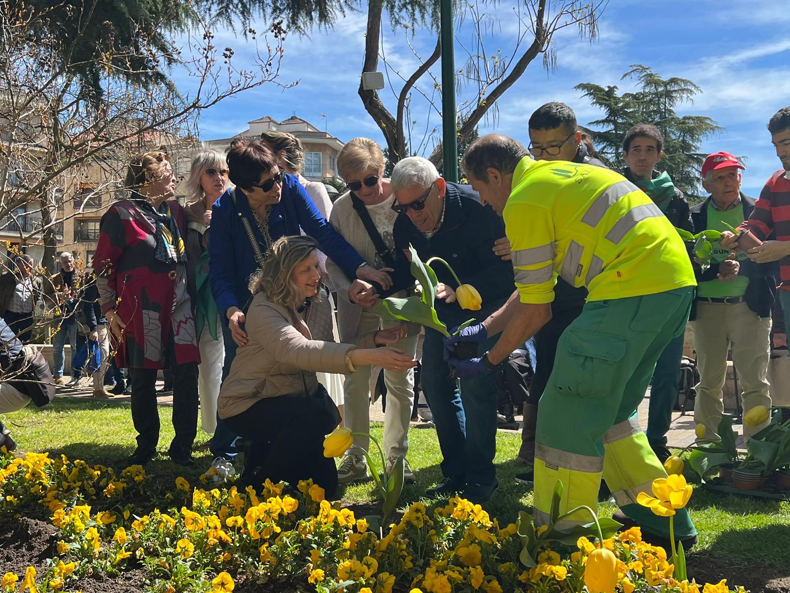 Acto simbolico de plantacion de tulipanes por el Dia Mundial del Parkinson