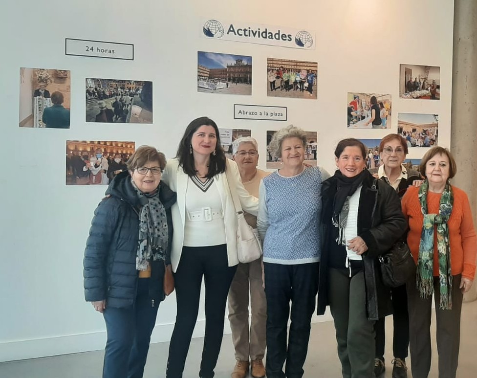 La concejala Miryam Rodriguez con representantes de Manos Unidas