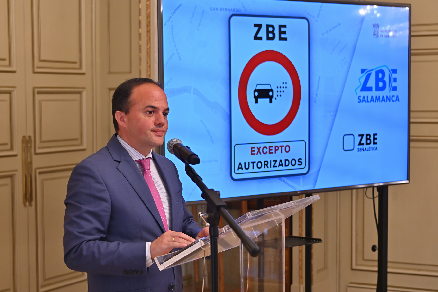 El concejal de Trafico  Angel Molina informando sobre la ZBE