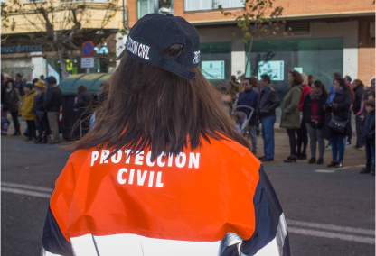 Imagen de persona de protección civil de espaldas